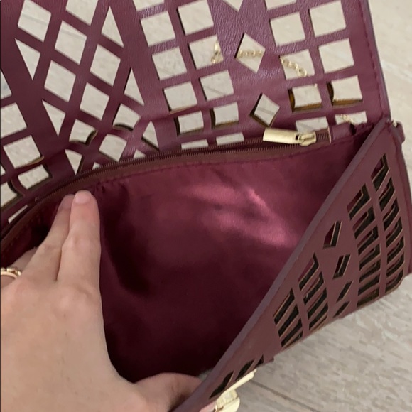 Burgundy clutch and purse with gold details - Picture 4 of 4